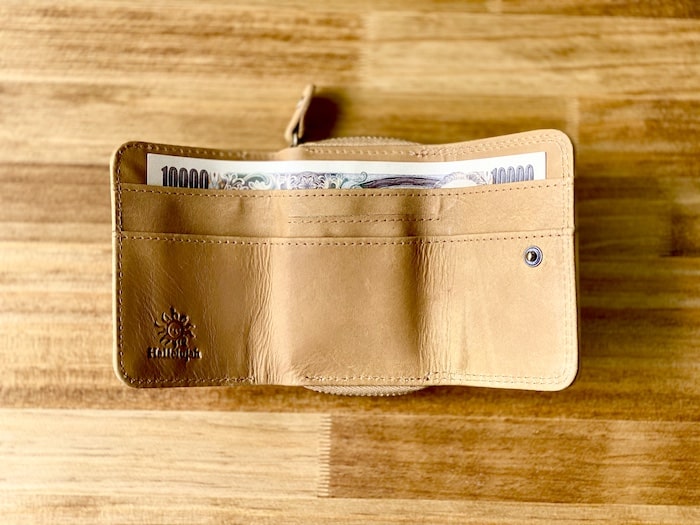 ハレルヤ「tinyミニ財布」にお札を入れた様子
